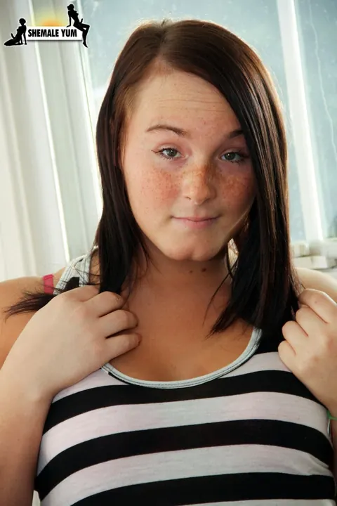 Curvy Trans Woman Shows Off Her Big Ass in Striptease – photo 1 of 16