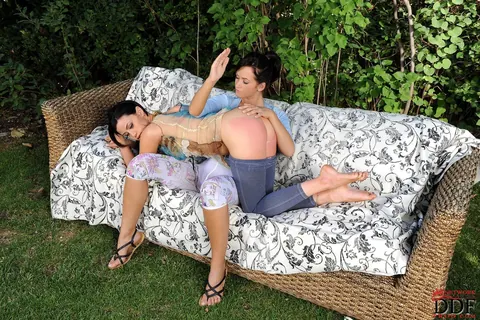 Shannon Reid: Short-Haired Brunette Spreads and Shows Her Feet Outdoors – photo 2 of 21