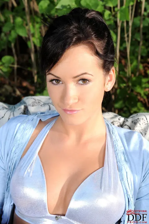 Shannon Reid: Short-Haired Brunette Spreads and Shows Her Feet Outdoors – photo 1 of 21