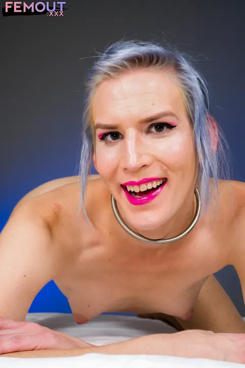 Trans Woman Poses Nude by the River – photo 13 of 16