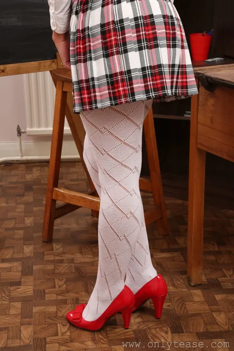 Sera Williams: Petite British Blonde Flashes Her Tits in Stockings and Heels – photo 2 of 21