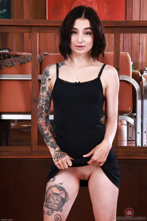 Stevie Moon: Brunette with Short Hair Spreads Her Shaved Pussy – photo 1 of 21