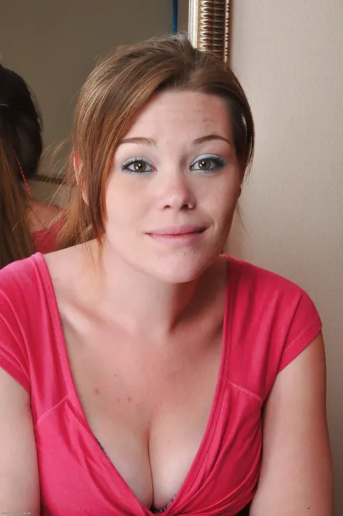 BBW Undresses and Spreads Her Pussy – photo 2 of 16