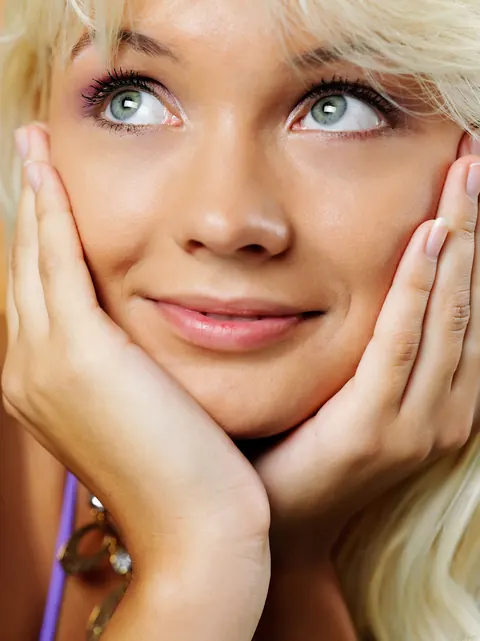 Blonde Woman Poses Nude in a Hotel Room – photo 7 of 21
