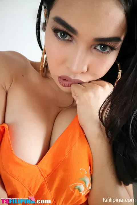 Trans Woman Undresses and Shows Her Breasts – photo 6 of 15