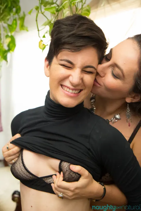 Joey Minx: Hairy Lesbians Kiss Finger and Lick Pussy on the Bed – photo 7 of 20