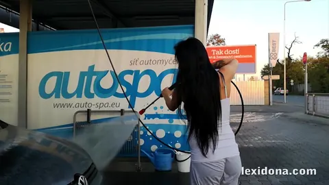 Lexi Dona: Pregnant Czech PAWG Washes a Car and Shows Her Bump – photo 4 of 15