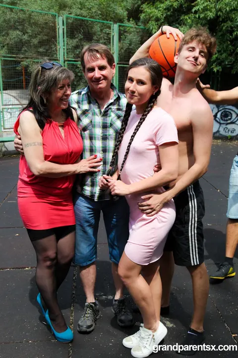 Lara Fox: BBW MILF in Stockings Enjoys Kitchen Threesome – photo 3 of 20