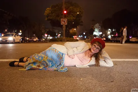 Tipper Brannan: Brunette in Glasses Turns to Show Her Ass in Public – photo 8 of 12