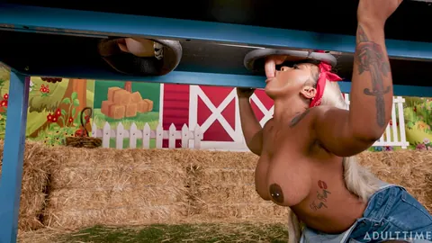 Avery Jane: Curvy Trans Woman with Big Tits Kisses Partner Outdoors – photo 9 of 20