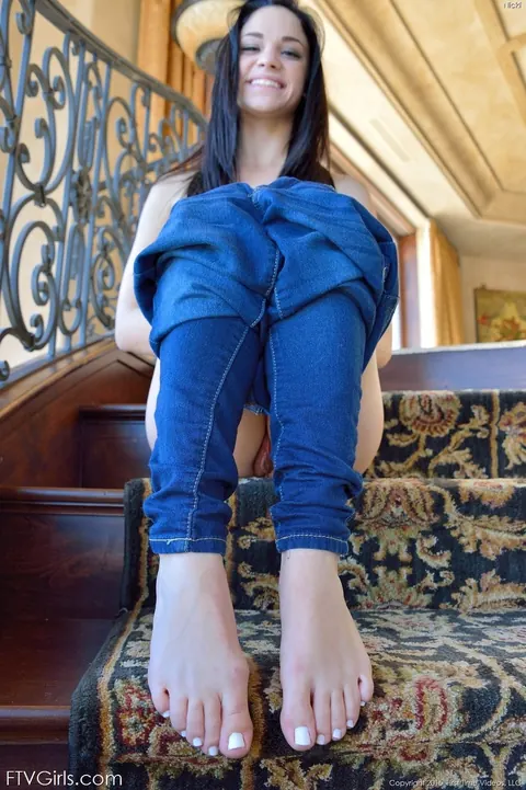 Busty Babe Strips Out of Her Jeans and Spreads Her Pussy – photo 13 of 21