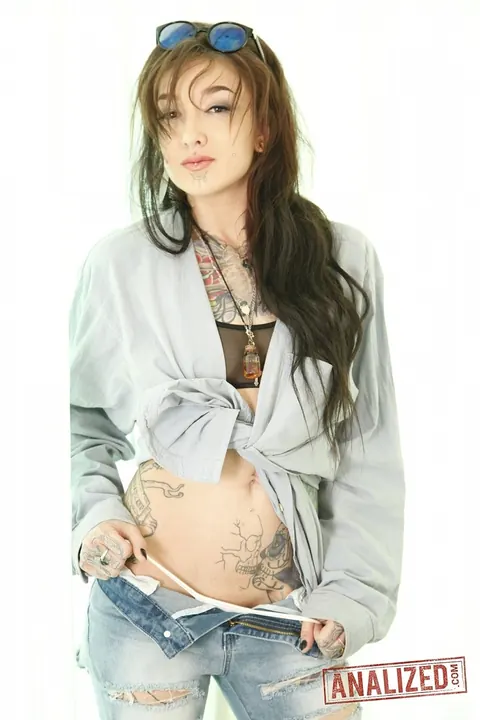 Kelsi Lynn: Petite Brunette Strips Out of Her Jeans and Shows Her Inked Body – photo 3 of 21