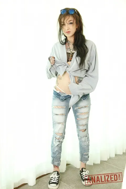 Kelsi Lynn: Petite Brunette Strips Out of Her Jeans and Shows Her Inked Body – photo 1 of 21