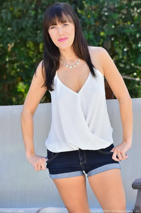 Busty Woman Strips Nude in a Public Outdoor Spot – photo 1 of 21