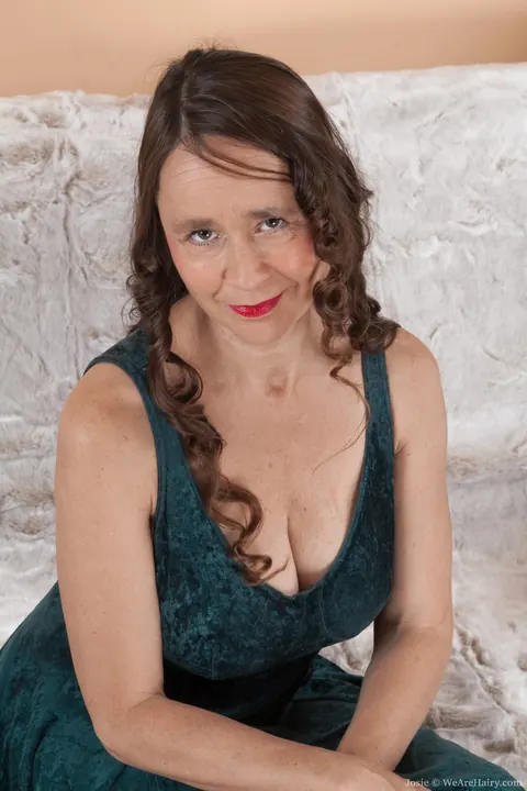 Josie Posie: Petite British MILF Strips to Show Her Hairy Pussy and Ass – photo 1 of 19