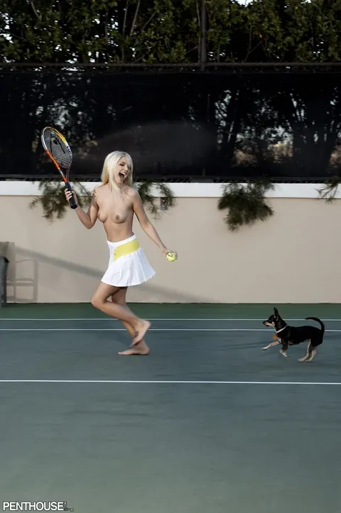 Jana Jordan: Blonde Tennis Player Strips Nude and Poses on the Court – photo 12 of 17