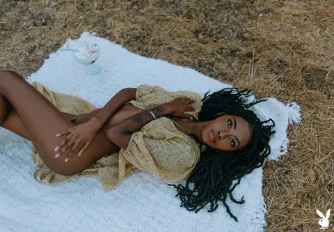 Ebony Beauty Strips Nude and Shows Off Her Flawless Figure – photo 15 of 20