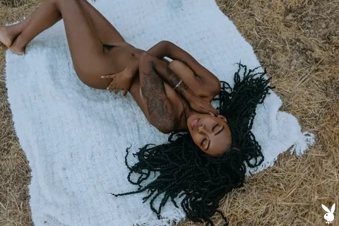 Ebony Beauty Strips Nude and Shows Off Her Flawless Figure – photo 16 of 20