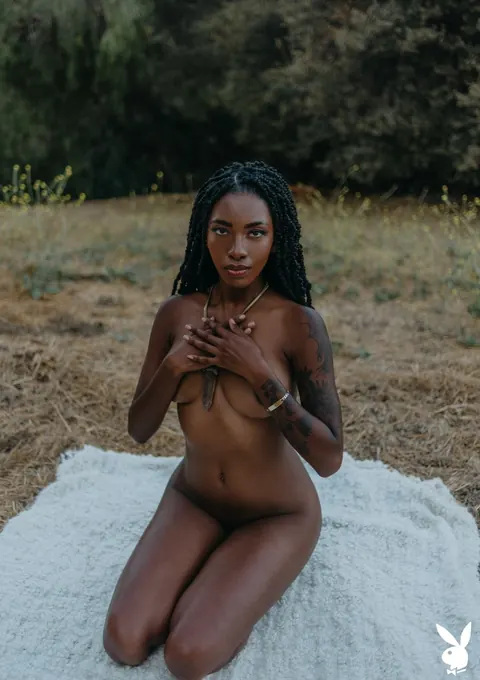 Ebony Beauty Strips Nude and Shows Off Her Flawless Figure – photo 20 of 20