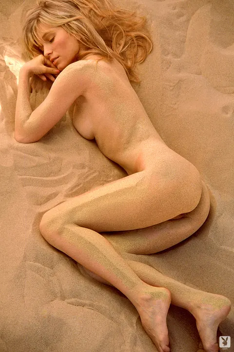 Anna Clark: Busty Slim MILF Poses Naked and Spreads on the Beach – photo 5 of 16