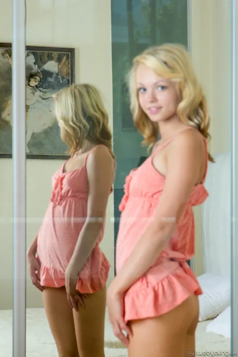 Eve Luv: Short-Haired Blonde Fingers Her Shaved Pussy – photo 2 of 17
