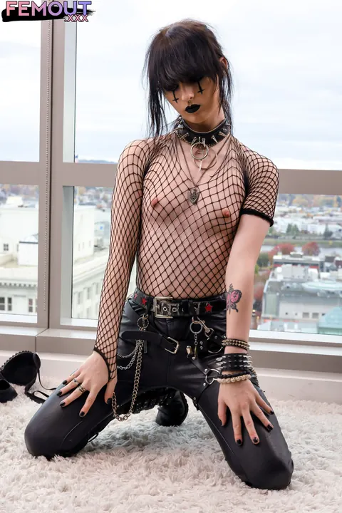 Trans Woman Strips and Poses Nude in Gallery – photo 5 of 16