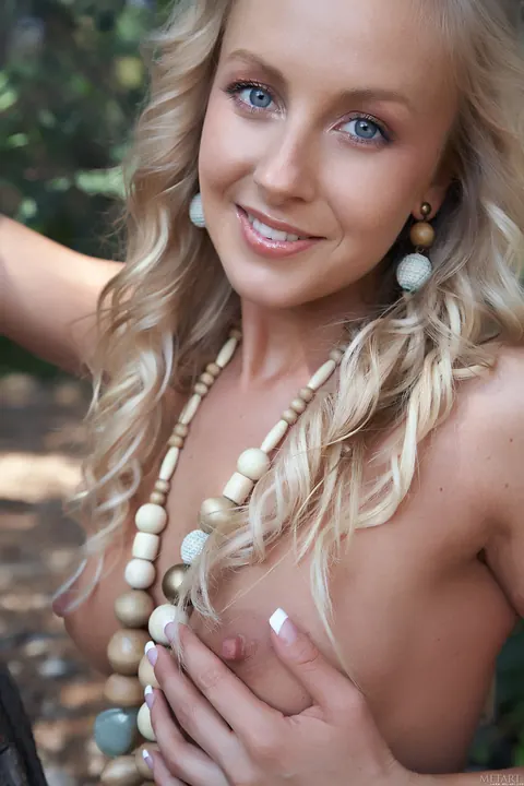 Busty Babe Spreads Her Shaved Pussy Outdoors – photo 2 of 21