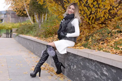 Woman Poses and Shows Her Figure from the Side – photo 9 of 15