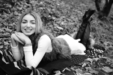 Woman Poses and Shows Her Figure from the Side – photo 6 of 15