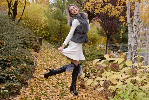 Woman Poses and Shows Her Figure from the Side – photo 7 of 15