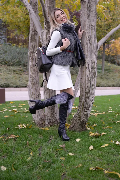 Woman Poses and Shows Her Figure from the Side – photo 1 of 15