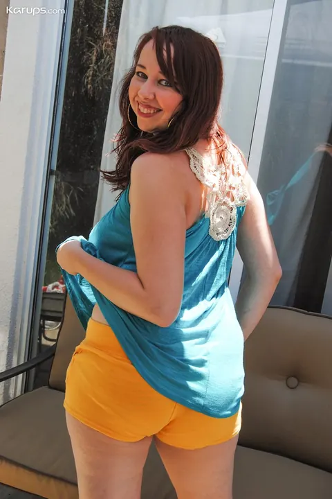 Alisyn Carliene: Thick Redhead Undresses to Flaunt Her Big Natural Tits and Ass – photo 10 of 20