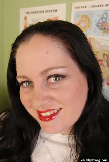 Glory Foxxx – BBW Brunette Reveals Her Big Natural Tits