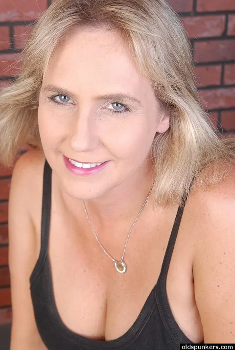 Wanda Lust: Busty Mature Blonde in Shorts Spreads Her Pussy Wide – photo 1 of 16