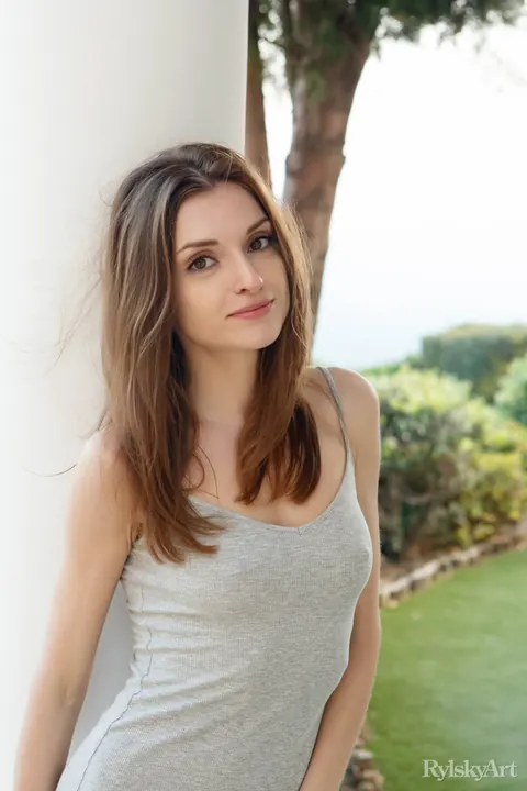 Maria Lee: Brunette Strips Nude Outdoors Then Puts On a Dress and Heels – photo 15 of 16