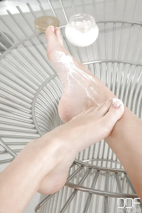 Blonde Oils Her Shaved Pussy and Shows Her Feet – photo 8 of 16