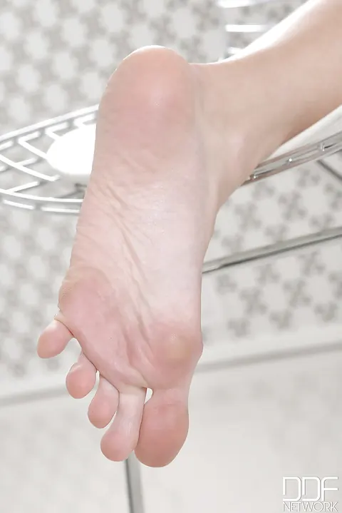 Blonde Oils Her Shaved Pussy and Shows Her Feet – photo 12 of 16