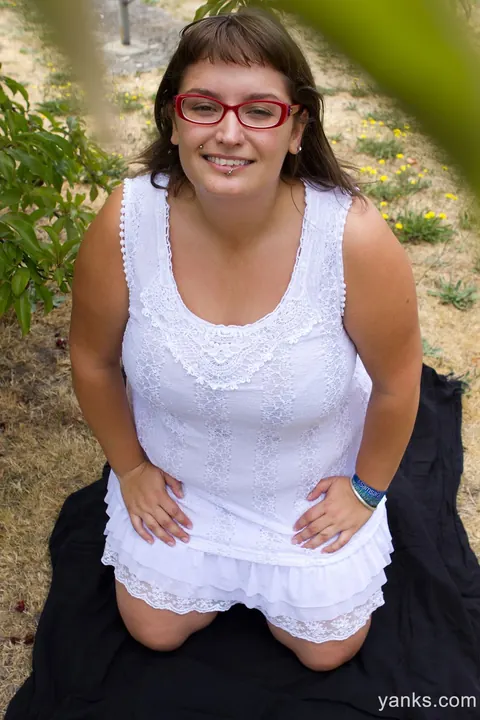 BBW Brunette in Glasses Undresses and Spreads Outdoors – photo 1 of 16