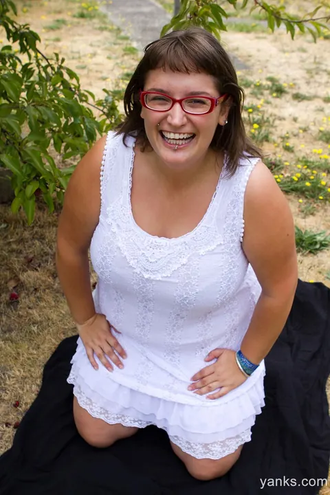 BBW Brunette in Glasses Undresses and Spreads Outdoors – photo 2 of 16