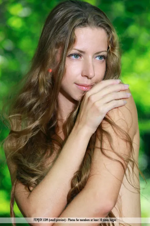 Sofiya: European Blonde Spreads Her Pussy in a Bubbling Brook – photo 16 of 16