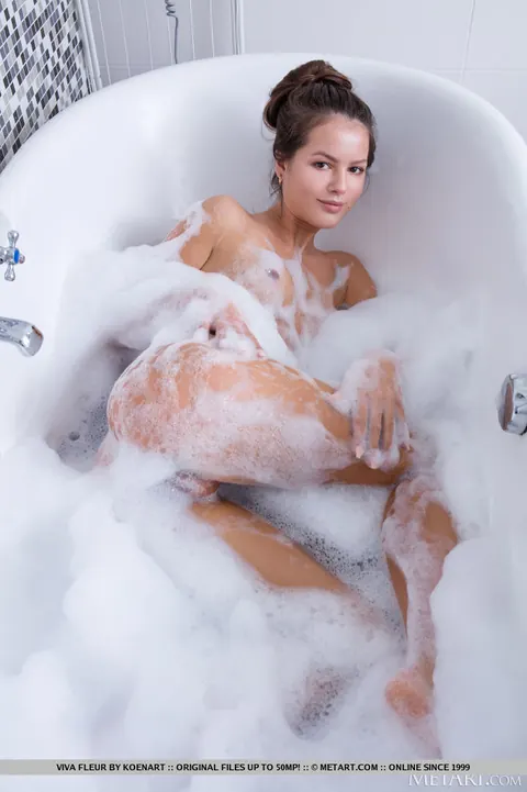 Viva Fleur: PAWG Brunette Spreads Her Shaved Pussy in a Bubble Bath – photo 3 of 18