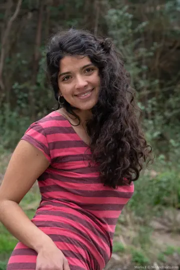 Indian Brunette Flashes Her Hairy Bush Outdoors