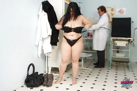 Mature BBW in Lingerie Spreads Wide and Squirts – photo 16 of 16