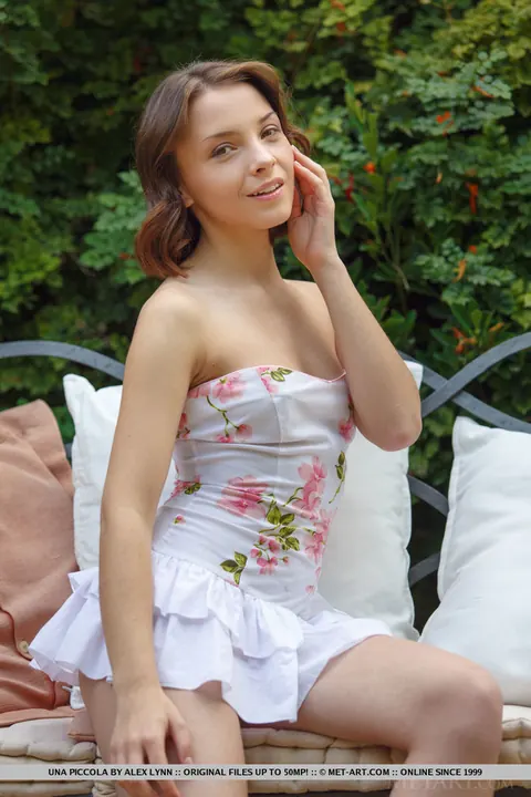 Una Piccola: European Brunette Lifts Her Ruffle Dress on a Bench Outdoors – photo 1 of 18