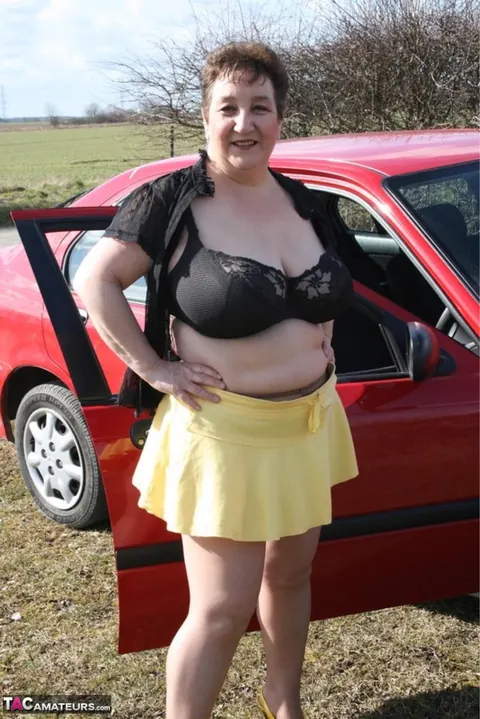Kinky Carol: British MILF in Pantyhose Strips Outdoors in a Skirt and Heels – photo 9 of 16