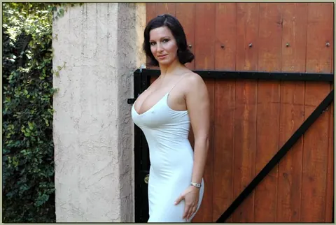 Cynthia Pendragon: Hungarian MILF with Big Enhanced Tits Fucks Her Neighbor – photo 3 of 21