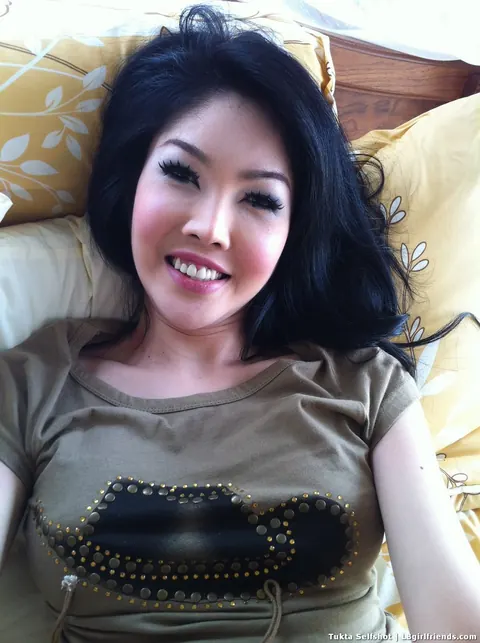 Thai Trans Woman Poses Nude and Shows Her Pussy – photo 9 of 12
