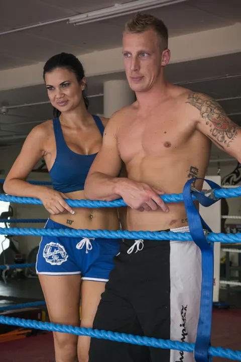 Jasmine Jae: Athletic Latina MILF in Sportswear Poses Outdoors with Glasses – photo 3 of 21