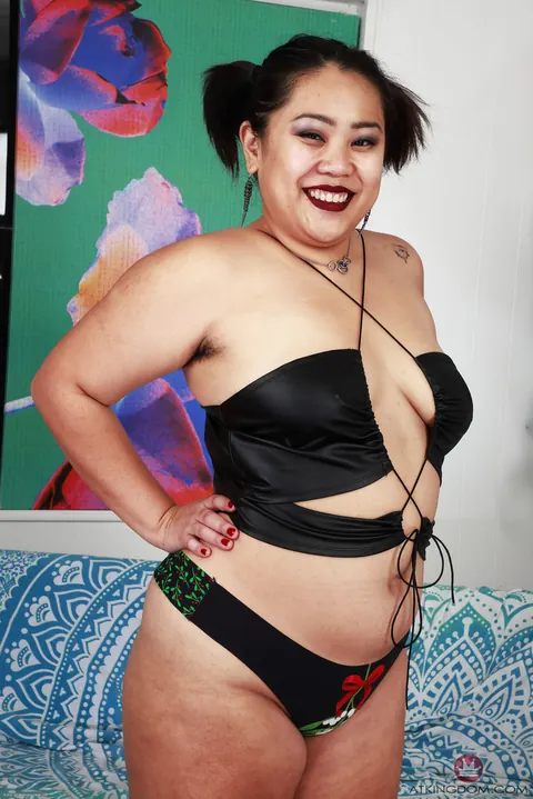 Asian BBW Spreads Her Hairy Asshole – photo 2 of 21