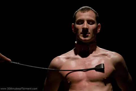 Man Strips Nude and Poses for the Lens – photo 4 of 20